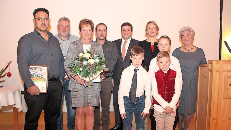 Die Mitarbeiter (v. l.) Murat Caglar, Michael Siebenbürger und Jürgen Englhard wurden von der Unternehmerfamilie mit (v. r.) Elfriede Bader-Nusser, Caterina Bader und Thomas Bader für ihren langjährigen Einsatz in der Ziegelei Puttenhausen gewürdigt. Mina Neumaier (3. v. l.) wurde aus dem Unternehmen verabschiedet.