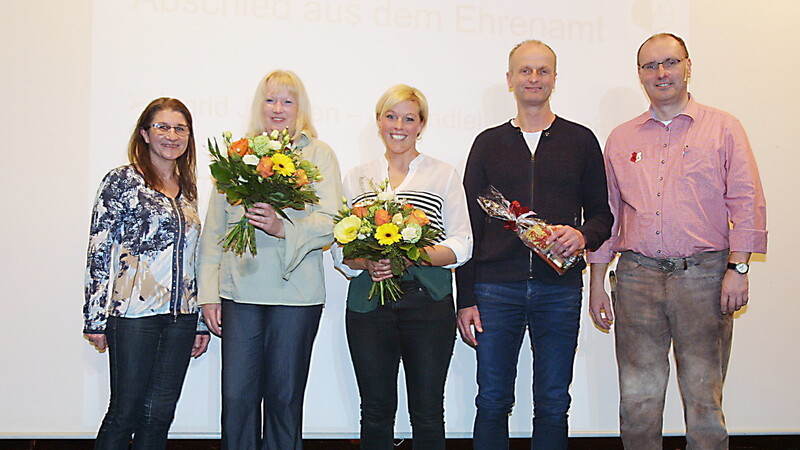 Ehrung der ausgeschiedenen Funktionäre durch die stellvertretende BLSV-Kreisvorsitzende Margit Conrad (l.) und Vorsitzenden Christian Huber (r.): Ingrid Janssen, Ramona Zimmermann und Klaus Derfler (v. l.).