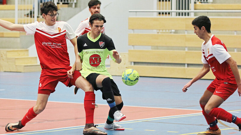 Die U17-Junioren FC Ergolding (in Gelb-Schwarz) treten zum ersten Finale des Kreises Niederbayern West in der Ballsporthalle an. Den Jungs des TSV Vilsbiburg (in Rot-Weiß) bleibt nur die Zuschauerrolle. Sie konnten sich nicht qualifizieren.