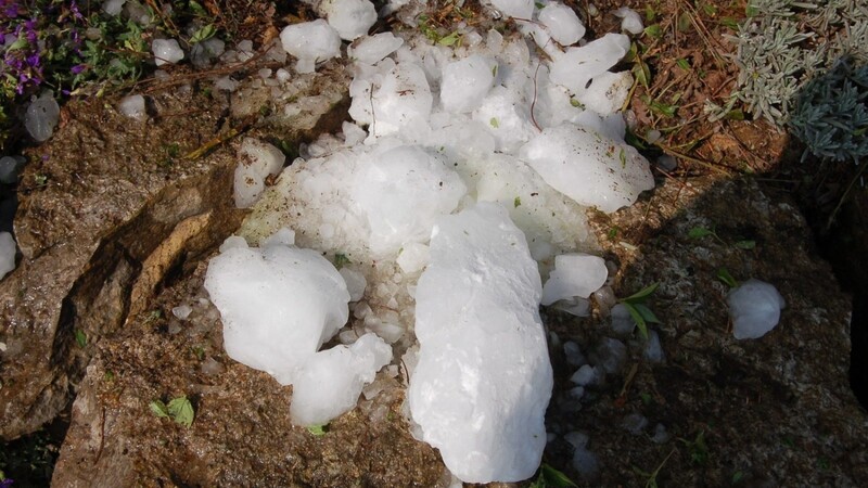 Einen Eisklumpen sollen Unbekannte auf ein Auto geworfen haben. (Symbolbild)