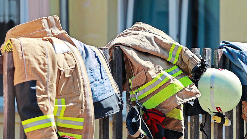 Nach einem Wohnungsbrand trocknet die Einsatzkleidung der Feuerwehrleute über einem Zaun. Durch Achtsamkeit und einige Vorsichtsmaßnahmen kann ein jeder dazu beitragen, dass Wohnungsbrände vermieden werden und die Einsatzkräfte erst gar nicht ausrücken müssen.