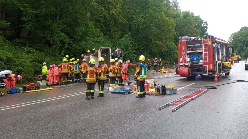 Der Muldenkipper war in den Graben gestürzt.