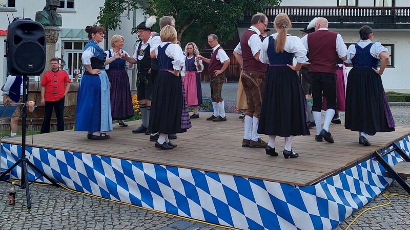 Die Volkstänzer des Trachtenvereins Hochstoaner Oberried mit den Tänzern der Rißlocher bei einer Tanzvorführung auf der Bühne.