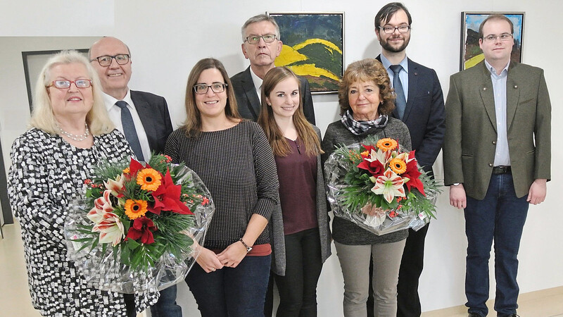 Das Bild zeigt (v.l.) Ingrid Scholz, Landrat Martin Neumeyer, Astrid Gratzl, Anna-Lena Dichtl, Franz Weber, Anni Gabler, Robin von Oelsen und Stefan Meier.