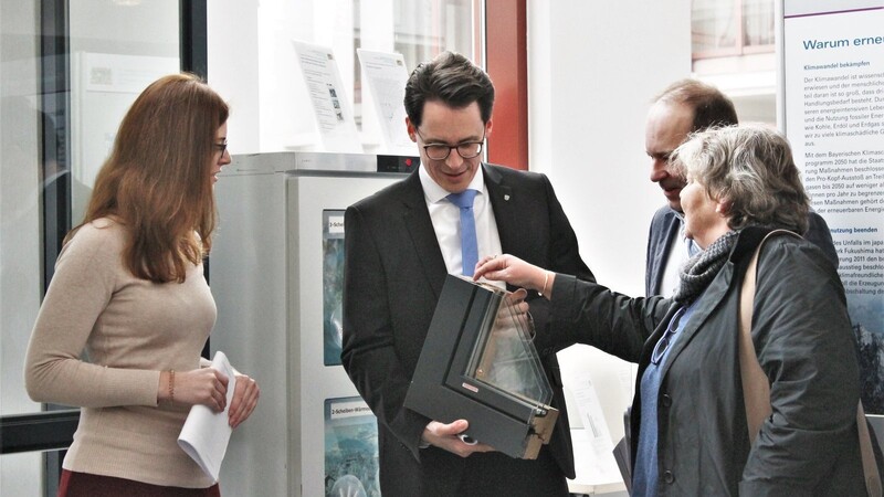 Umweltbeauftragte Ulrike Watzek (v. l.), OB Dr. Christian Moser, Christoph Strasser von der Bauverwaltung und Stadträtin Hela Schandelmaier befühlten die ausgestellte Drei-Scheiben-Verglasung.