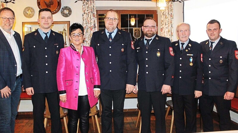 Ehrungen für verdiente Mitglieder wurden vorgenommen. Von links: Bürgermeister Christian Dobmeier, die Gemeinderäte Medard Zierer und Conny Hapfelmeier, stellv. Kommandant Georg Rohrmeier, die Geehrten Wolfgang Gregori und Heinz Kaiser, Kommandant Stefan Schrömer.