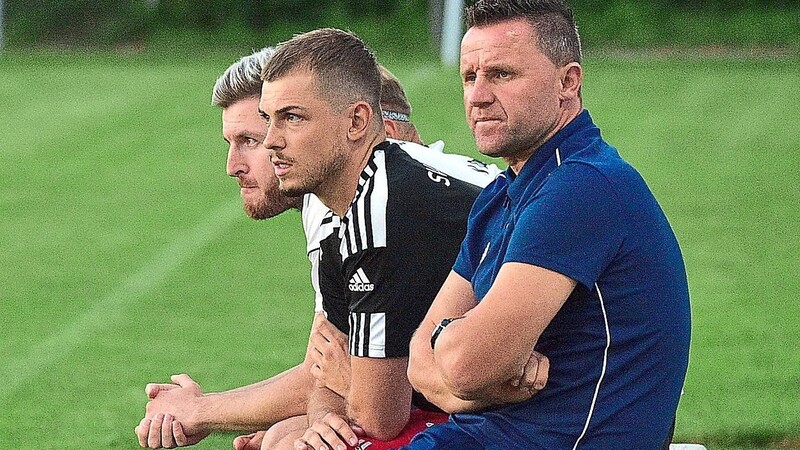 Donaustaufs Trainerduo (v.l.) Lukas Dotzler und Kevin Hoffmann mit Sportchef Franz Koller hat es derzeit alles andere als leicht.