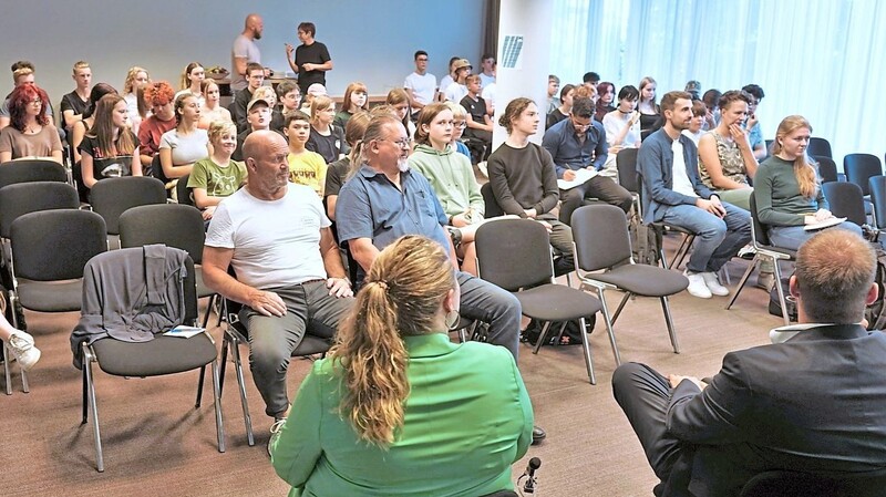 Groß war das Interesse an der Diskussionsveranstaltung des Jugendforums Deggendorf.
