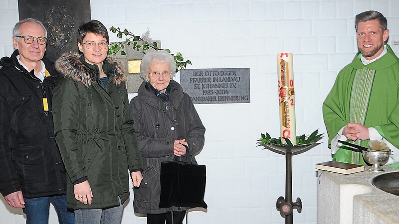 Kirchenpfleger Karl-Heinz Hackl (v.l.), Pfarrgemeinderatsvorsitzende Kathrin Aumüller, die einstige Haushälterin von Pfarrer Otto Egger, Elfriede Vogel, sowie Kaplan Peter Kunz freuen sich über die Gedenkplatte.