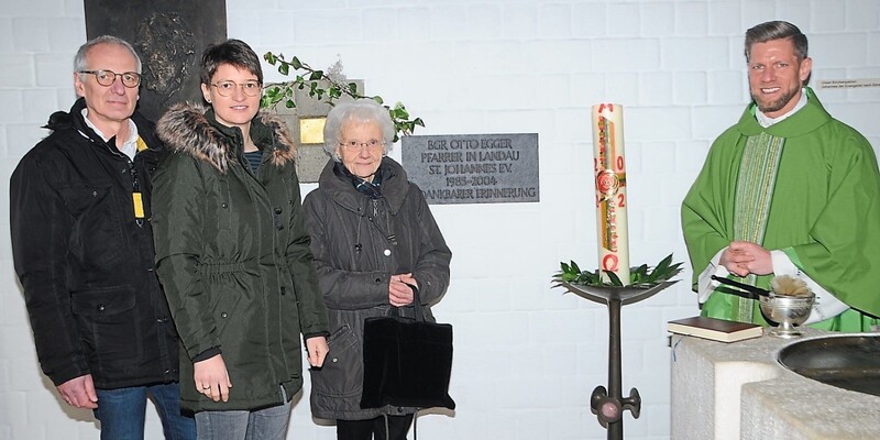 Kirchenpfleger Karl-Heinz Hackl (v.l.), Pfarrgemeinderatsvorsitzende Kathrin Aumüller, die einstige Haushälterin von Pfarrer Otto Egger, Elfriede Vogel, sowie Kaplan Peter Kunz freuen sich über die Gedenkplatte. 