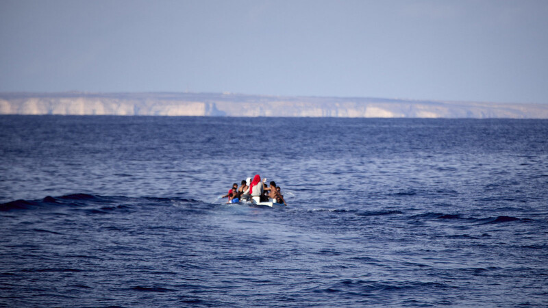 Eine Gruppe von etwa 17 Migranten aus Chebba (Tunesien) fährt in einem kleinen Fischerboot durch das Mittelmeer in Richtung der
