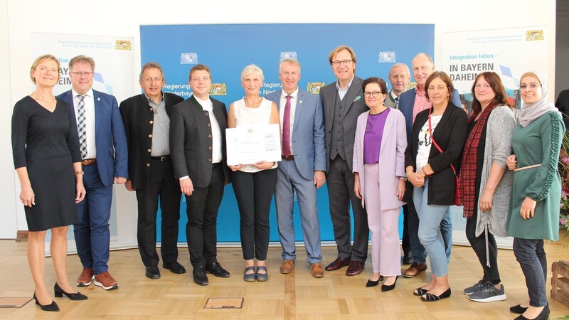 Bei der Verleihung des Niederbayerischen Integrationspreises: Monika Wölfl aus Bodenmais (Mitte) mit der Urkunde.