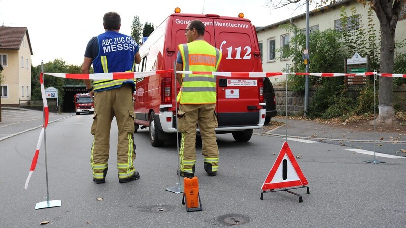 Die Forstamtsstraße ist abgesperrt - nur noch die Feuerwehr darf durch.