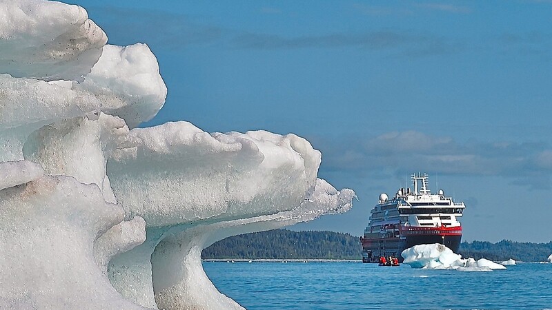 Bizarr geformte Eisberge treiben in der Icy Bay.