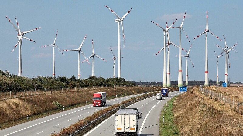 Windkraftanlagen in einem Windpark: Der Ausbau der Windkraft an Land stockt. Klimaziele sind in Gefahr.
