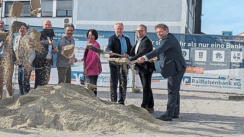 Mit Vorstandschef Johann Freund (6.v.r.) stachen Vertreter von Bank, Politik und Baufirmen die Spaten für Projekt Nummer eins am Stadtgraben .