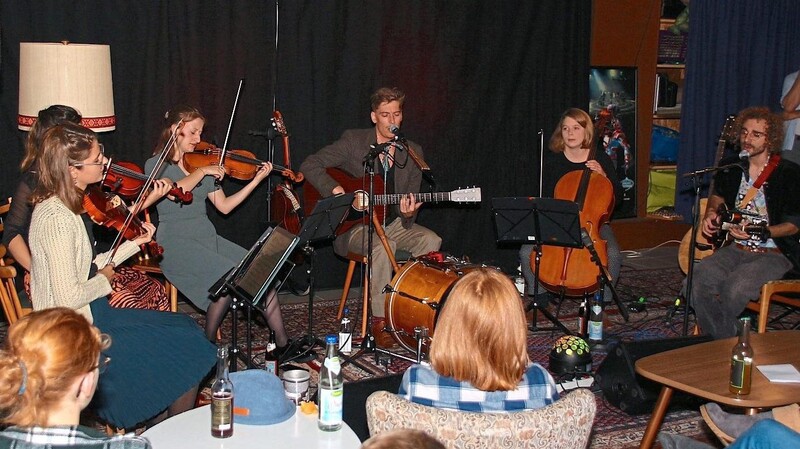 Zum Silberfischorchester gehörten am Samstagabend Franziska Kiesel (1. Geige), Anna Helbich (2. Geige), Christin Schorr (Bratsche) und Lisa Albinger (Cello).