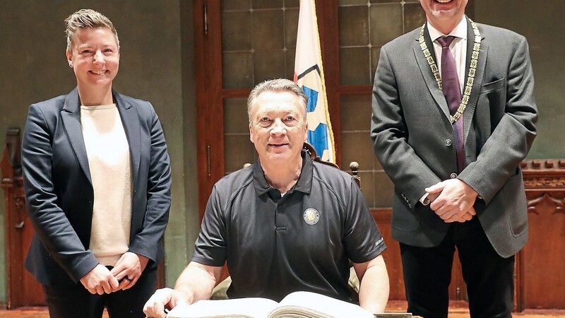Flankiert von Sportamtsleiterin Sabrina Högl und Oberbürgermeister Alexander Putz trug sich der deutsche Bundestrainer Harold Kreis ins Goldene Buch der Stadt Landshut ein.