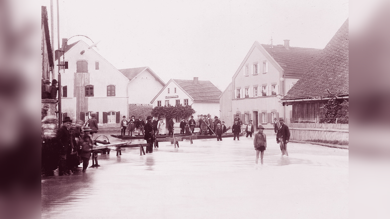 Das historische Foto zeigt das Hochwasser von 1899.