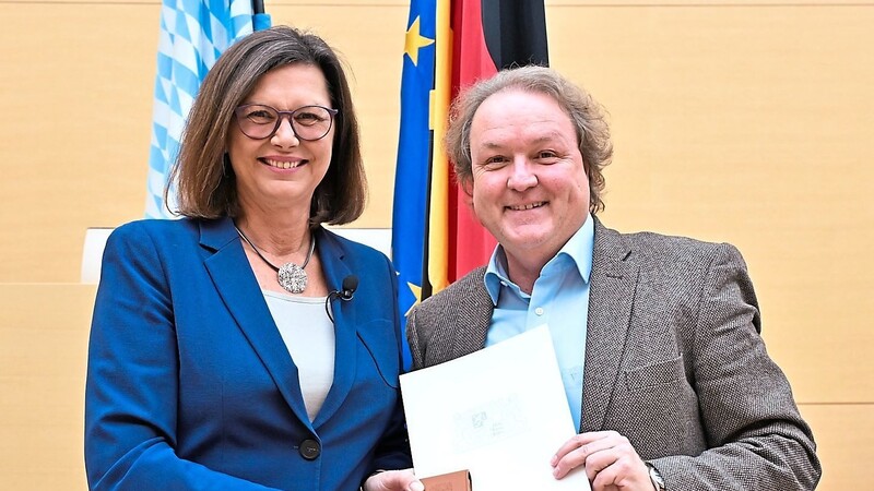Bei einer Feierstunde wurde Helmut Radlmeier von Landtagspräsidentin Ilse Aigner (beide CSU) offiziell verabschiedet.