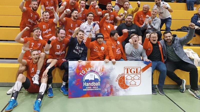 IM JUBEL VEREINT: Die Mitglieder des Teams Bananenflanke Landshut sind leidenschaftliche Fans der TG Mipa. Am Samstag feierten sie gemeinsam mit den Handballern den fünften Sieg in Serie.