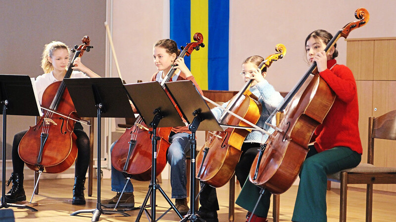 Das Celloquartett des Gymnasiums Seligenthal unterhielt die Besucher mit einem Menuett.