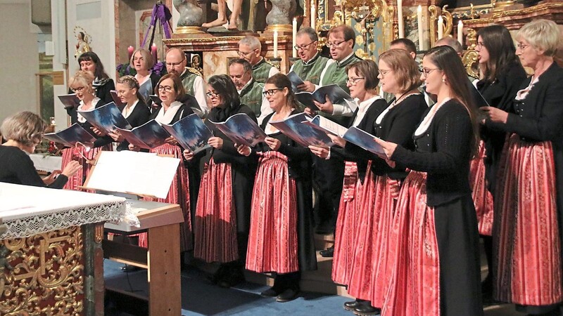 Der Rimbacher Kirchenchor gestaltete ein gut einstündiges Adventssingen.