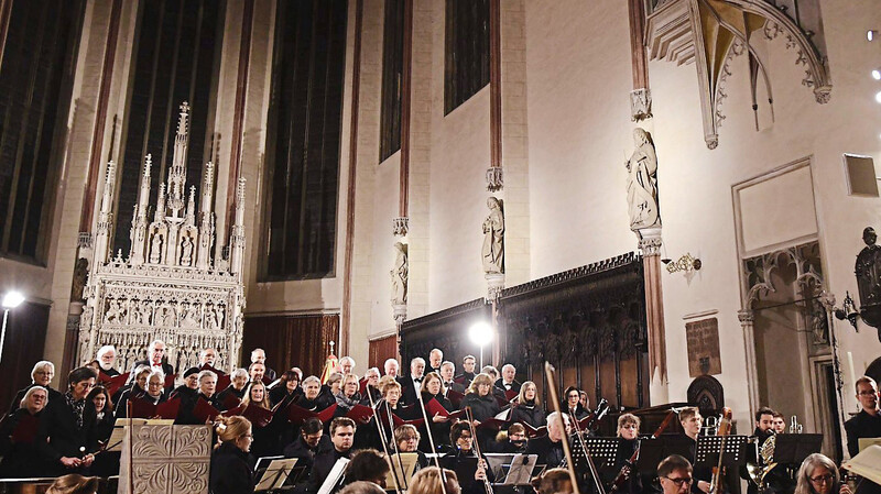 Die Aufführung der "Schöpfung" von Franz Joseph Haydn in der Martinskirche war im November 2022 ein großer Erfolg für das Orchester der Stiftsbasilika, den Stadtkirchenchor und den Chor Capella Vocalis unter Dirigentin Jeni Böhm. Im März kommenden Jahres soll dem "Deutschen Requiem" ein ähnlicher Erfolg beschieden sein.