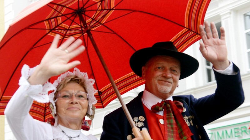 Sepp Hofbauer, hier beim Volksfestauszug mit seiner Frau Ursula, organisiert das Niederbayerische Gautrachtenfest im Mai 2024.