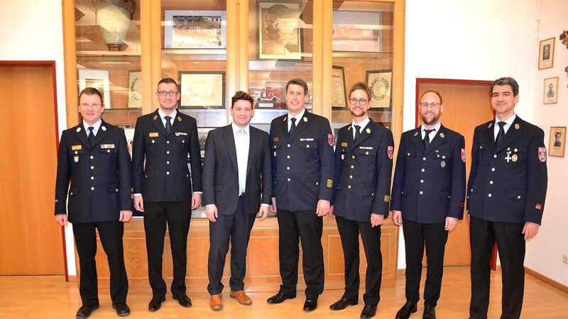 Vorsitzender Andreas Kei, Brandmeister Sebastian Dürschmidt, Bürgermeister Thomas Haslinger, Stadtbrandrat Sebastian Öllerer, Stadtbrandinspektor Martin Dax sowie die Kassenprüfer Johannes Walter und Michael Meier (von links).