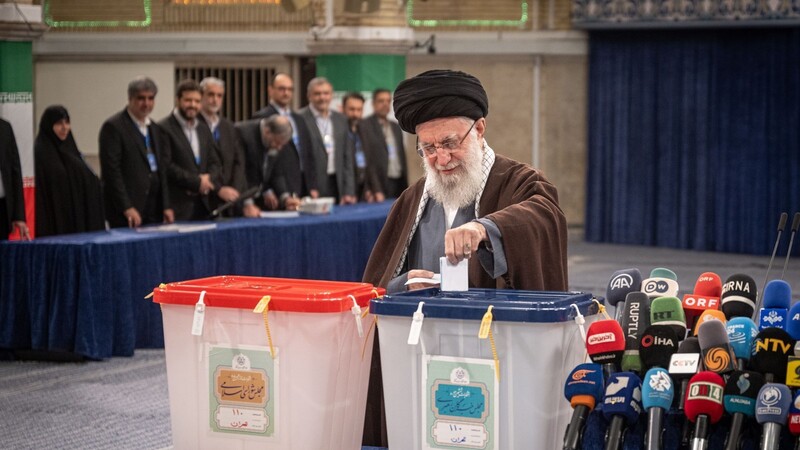 Irans Religionsführer Ajatollah Ali Chamenei gibt seine Stimmen bei den Parlamentswahlen und den Wahlen für den Expertenrat ab. Begleitet von Boykottaufrufen hat der Iran außer dem Parlament auch den sogenannten Expertenrat gewählt. Die Beteiligung dürfte aber historisch niedrig gewesen sein.