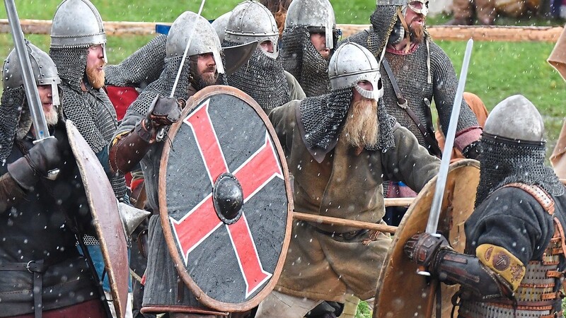 In sogenannten Huscarl-Schlachten stellen die Bewohner des Museumsdorfs die Schlachten der Wikinger und Slawen nach. Allerdings mit stumpfen Äxten und Schwertern.