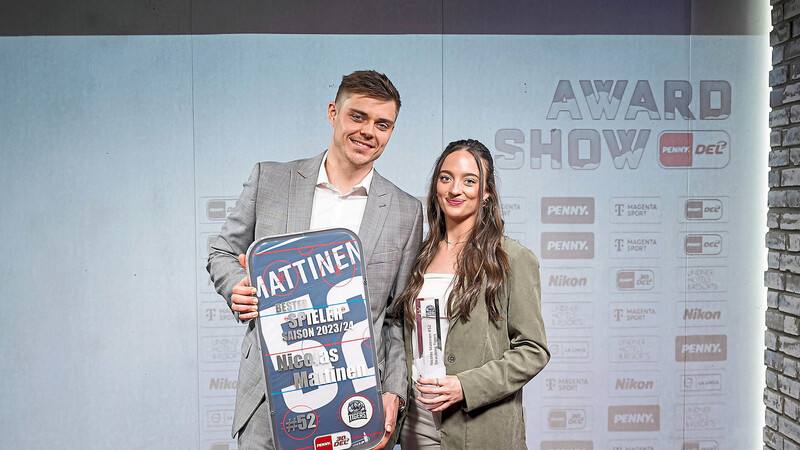 Großer Triumphator der Award Show der Deutschen Eishockey Liga: Nicolas Mattinen - hier mit seiner Freundin. Der Spieler der Straubing Tigers wird nicht nur zum besten Verteidiger, sondern außerdem zum besten Spieler der gesamten DEL gewählt.