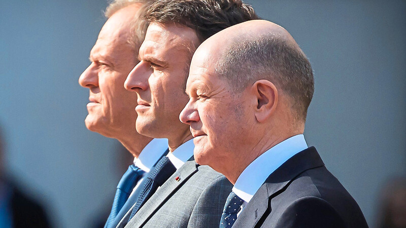 Bundeskanzler Olaf Scholz (r.) trifft sich mit Emmanuel Macron (M.) und Donald Tusk, den Staatschefs von Frankreich, und Polen, regelmäßig zum sogenannten Weimarer Dreieck.