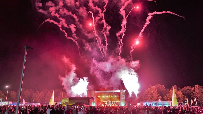 Zum Ende des Auftritts von Mark Forster erhellte ein Feuerwerk den Festplatz auf der Ackerloh, der an diesem Abend 20 000 Menschen Platz bot.