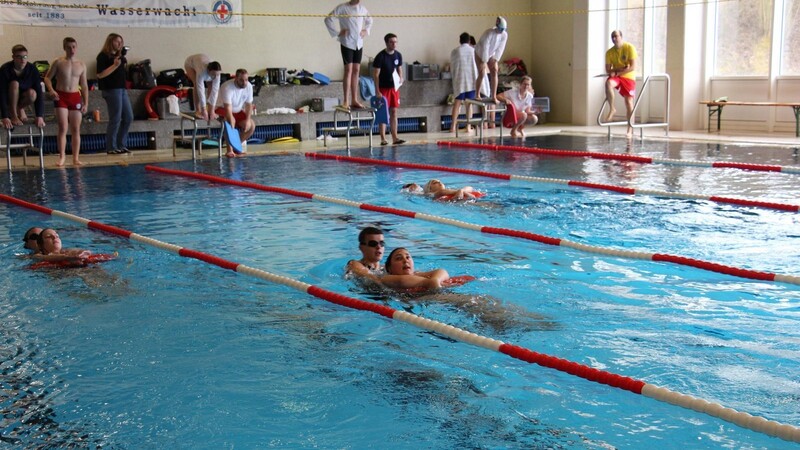 Die jungen Rettungsschwimmer im Einsatz. Den ganzen Tag dauerte der Bezirkswettbewerb am Samstag.