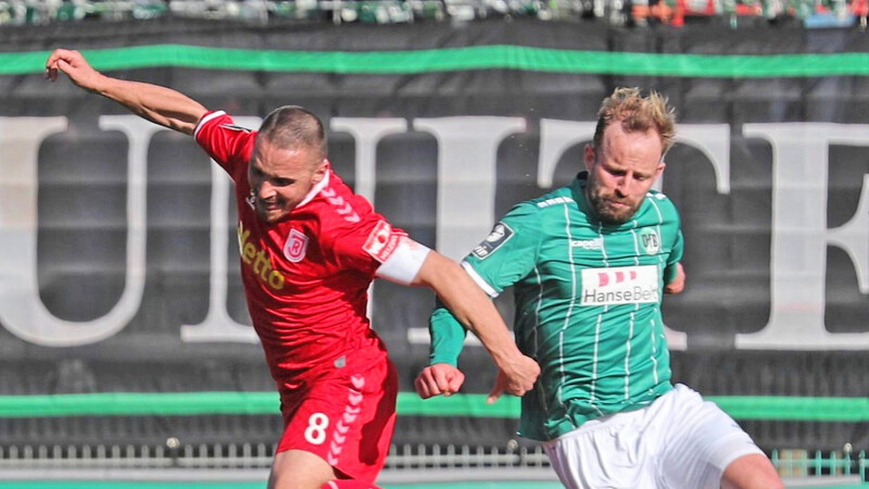 Erneut gestolpert ist der SSV Jahn Regensburg um Kapitän Andreas Geipl. Die 0:1-Pleite beim Abstiegskandidaten VfB Lübeck (rechts Jan-Marc Schneider) bedeutete das sechste sieglose Spiel in Folge des einst souveränen Drittliga-Tabellenführers.