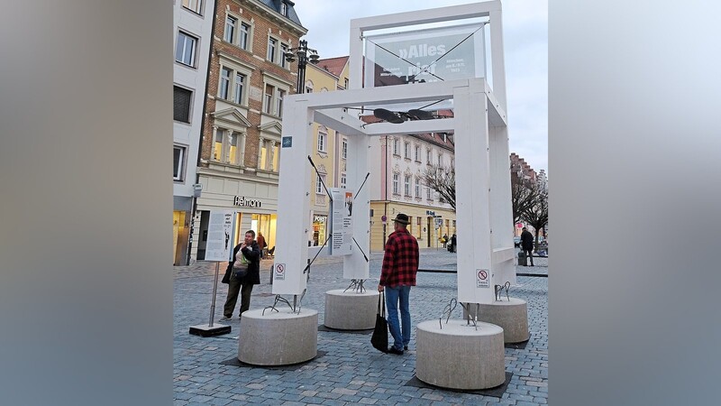 Aktuell steht der weiße Stuhl auf dem Stadtplatz in Straubing. Eine kleine Version der Ausstellung ist zum Frühjahrsmarkt in Schierling im Alten Schulhaus zu sehen.
