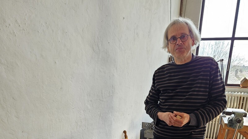 Peter Verburg in seiner Werkstatt: Das Thema Würfel begleitet ihn schon lange. Für eines seiner Würfelwerke wurde er nun auf der Internationalen Handwerksmesse mit dem Bayerischen Staatspreis bedacht.