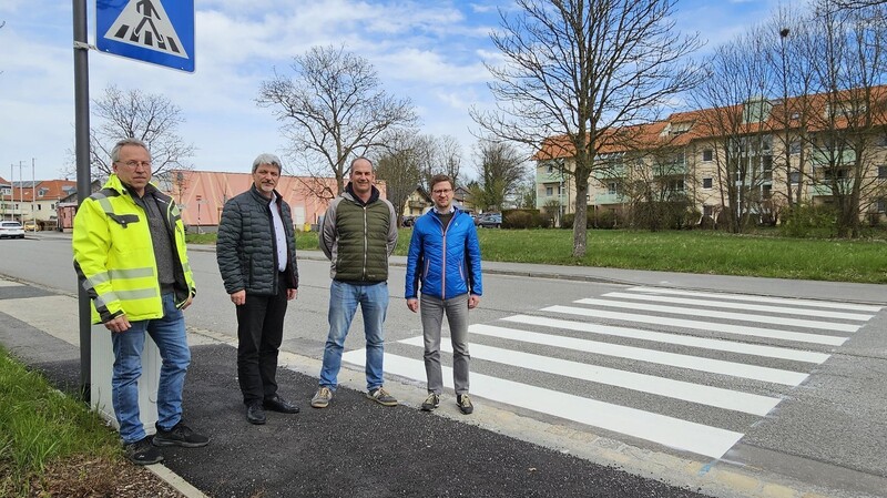 Michael Nachreiner, Bürgermeister Sandro Bauer, Dr. Stefan Enderlein und Josef Beer bei der Übergabe des neuen Fußgängerüberwegs in der Adam-Wild-Straße.