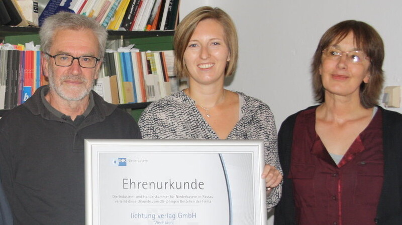 Hubert Ettl (v.l.), Kristina Pöschl und Eva Bauernfeind bei einer Ehrung der IHK in Passau 2015