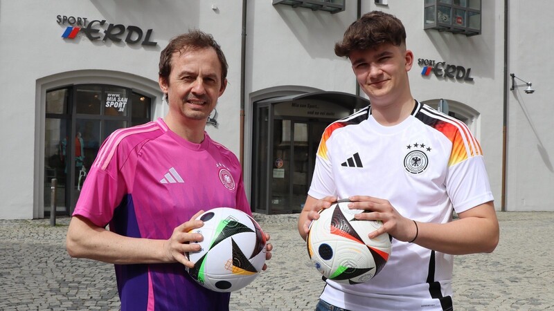Modern und klassisch: Thomas Biendl und Moritz Thurmer von Sport Erdl präsentieren die brandneuen DFB-Jerseys.