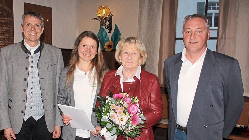 Die langjährige TV-Vorsitzende Marianne Brey bekam nicht nur einen schönen Blumenstrauß sondern auch einen Reise-Gutschein. Mit auf dem Bild Vizebürgermeister Martin Frank (links), Eva Eisenhart und Jürgen Liegl.
