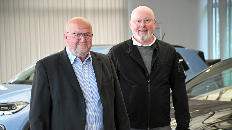 Klaus Schroff (l.) und Michael Ostermaier sehen den Vilsbiburger Autohändler für die Zukunft gut aufgestellt. Schroff führt seit 2020 die Geschäfte. Michael, Veronika und Maximilian Ostermaier sind Mitglieder des Beirats, der 2020 gegründet worden ist.