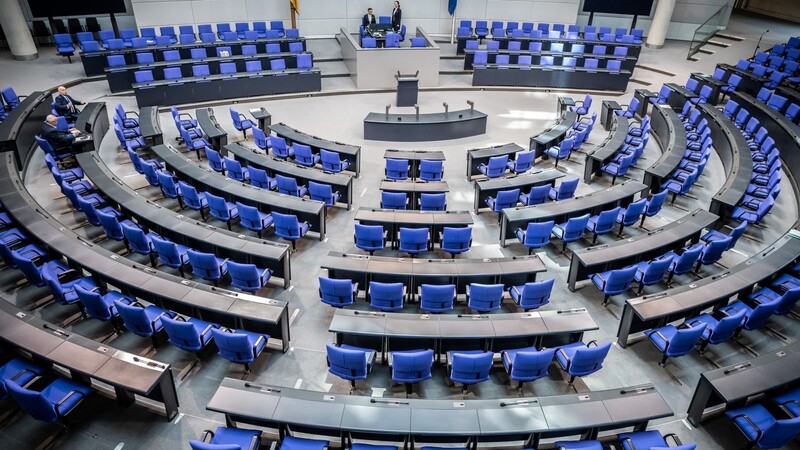 Die CSU gehört zu den Klägern in Karlsruhe gegen die Reform, die der Bundestag im März 2023 beschlossen hatte und die eine Verkleinerung des Parlaments von derzeit 734 auf 630 Abgeordnete zum Ziel hat.