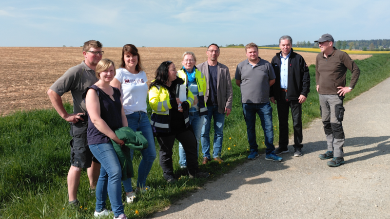 Die Vertreterinnen des Wasserwirtschaftsamtes Landshut besuchten mit Bürgermeister Klanikow und den betroffenen Landwirten den vieldiskutierten Trockengraben.