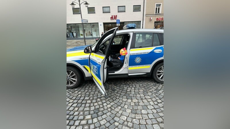 Früh übt sich, wer ein Polizeiauto-Fahrer werden will. Der zweijährige Lenny hat das Probesitzen in Deggendorf jedenfalls weidlich genossen.