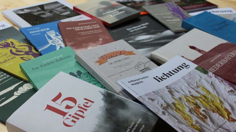 Das Kulturmagazin lichtung, Lesebücher, Gedicht- und Fotobände sowie Prosa gehören zum Verlagsprogramm des Viechtacher Kleinverlags.