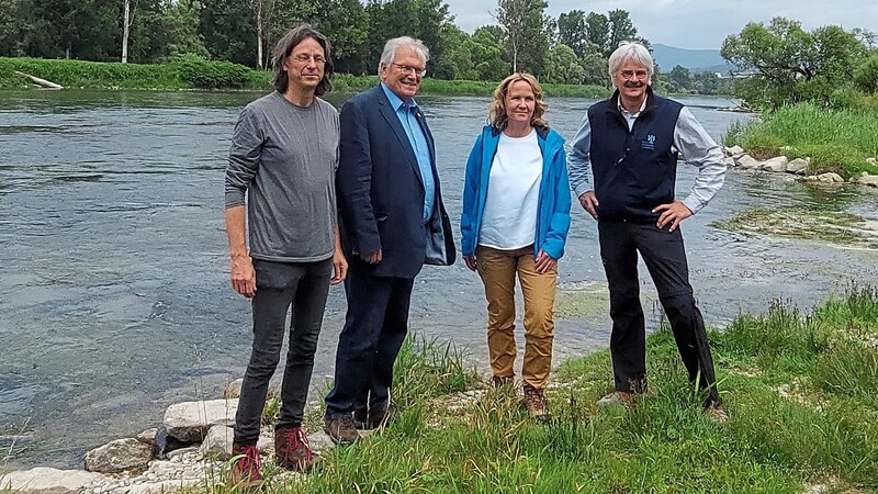 Beim Donaufest stehen Umweltministerin Steffi Lemke (2. v. r.) und vom BN (v.l.) Kestel, Weiger und Mergner am Rednerpult.