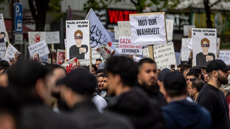 Bei einer von Islamisten organisierten Kundgebung demonstrierten am Samstag in Hamburg mehr als 1000 Menschen gegen eine angeblich islamfeindliche Politik und eine angebliche Medienkampagne in Deutschland.